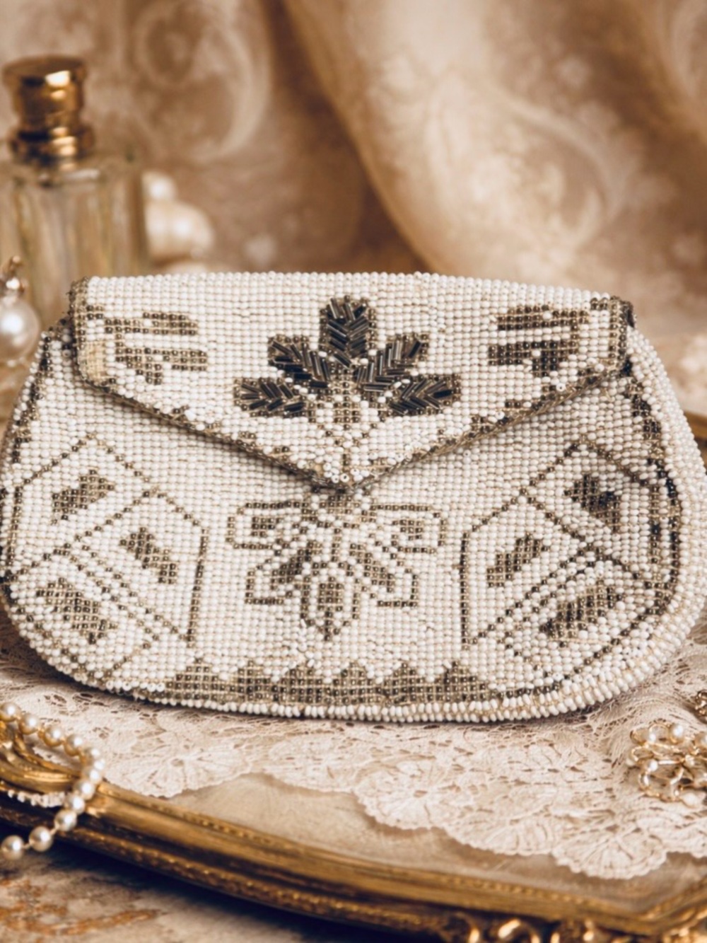 Vintage Art Nouveau Bead Purse: Czechoslovakian Elegance